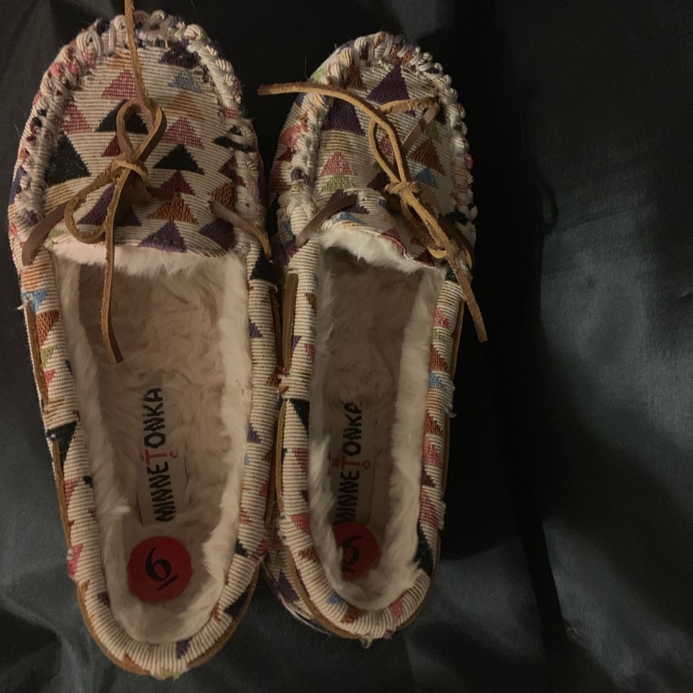 MINNETONKA Lined Multi Colored Print Mocs - Picture 7 of 8